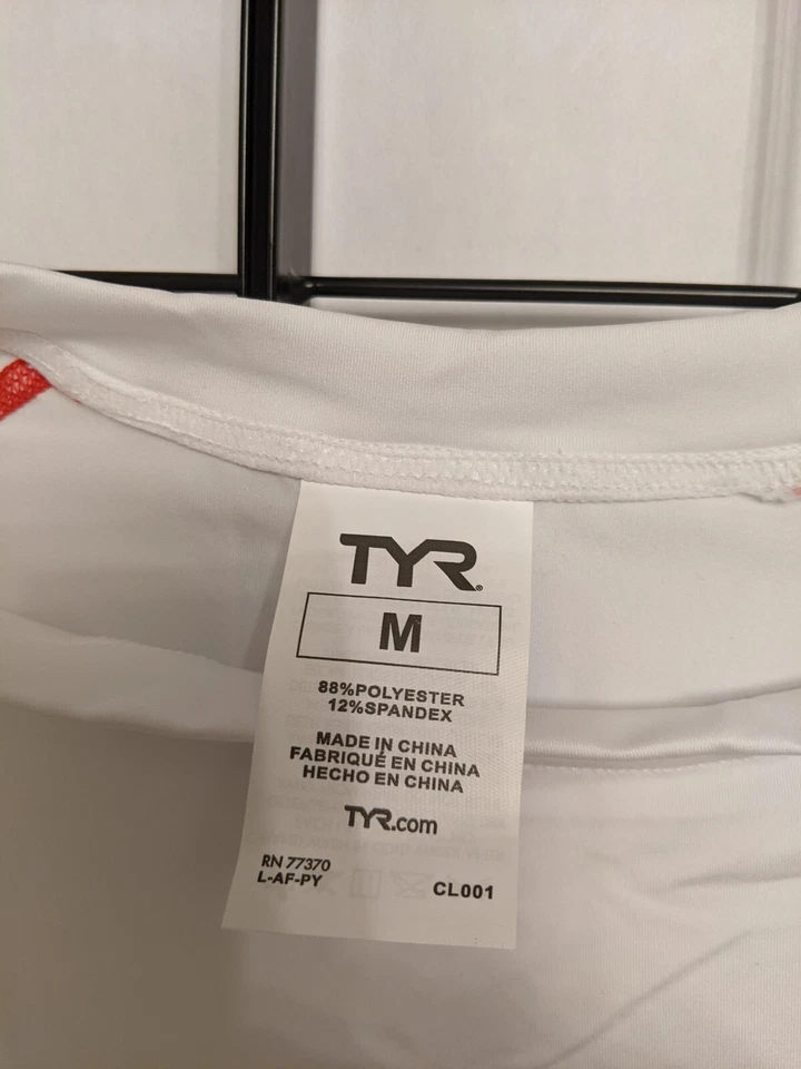 Camiseta RashGuard manga corta TYR para hombre blanca y roja tallas M y XL Foto 3 de 4