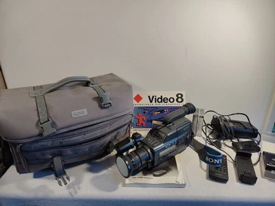 Hi8 Camcorder Sony CCD-V800E mit Tasche, Ladekabel, Büchern uvm. - defekt - Bild 1 von 4