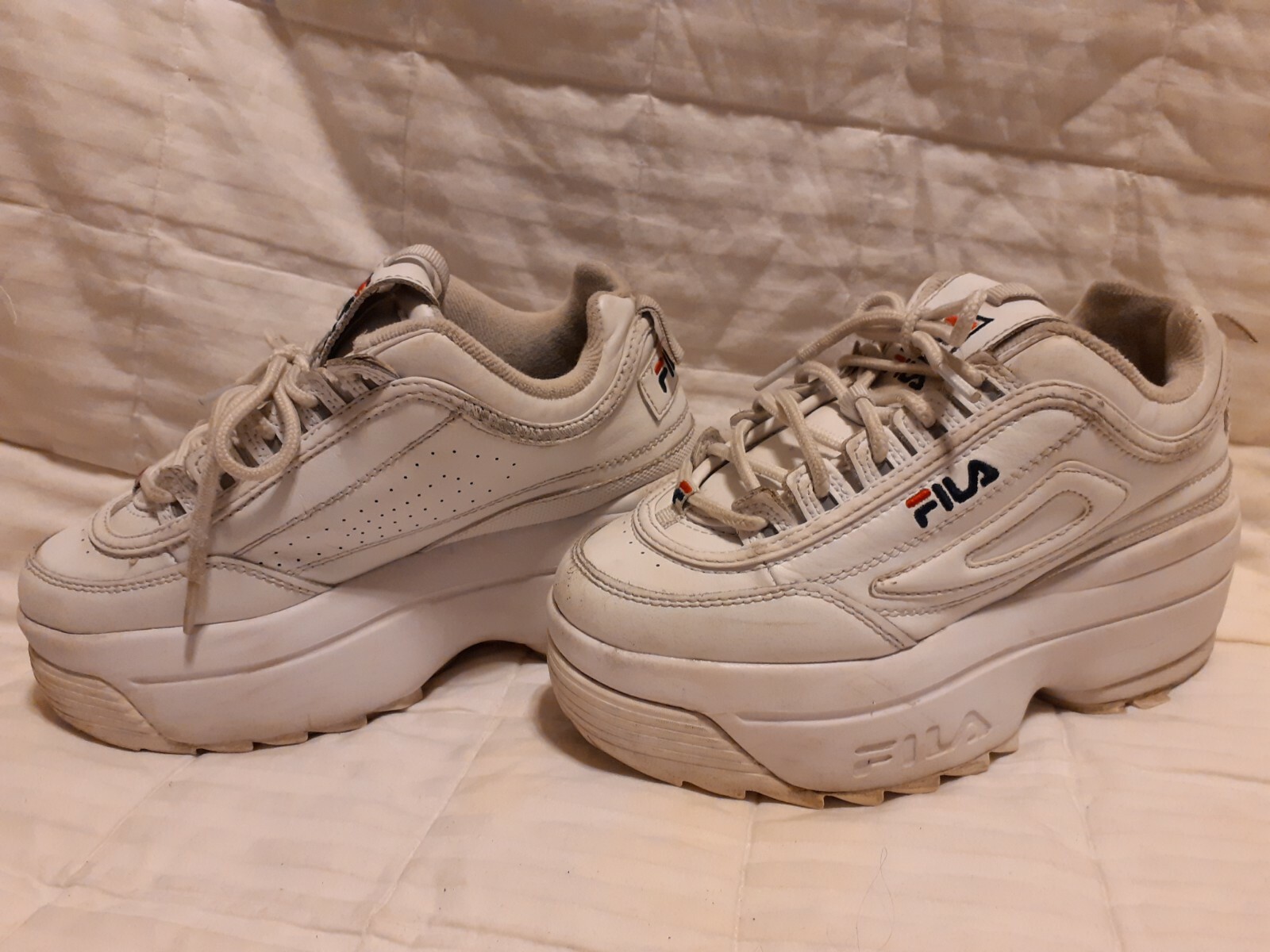 white platform filas