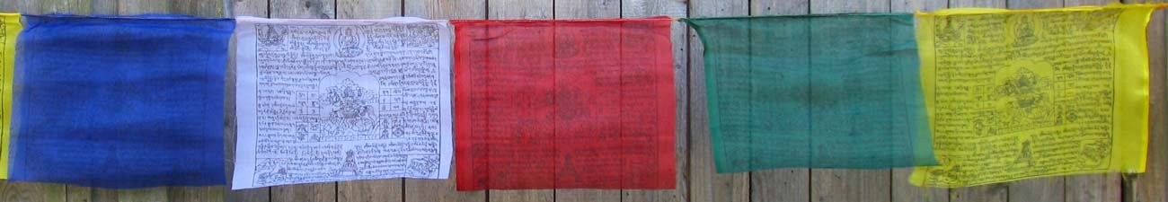 Drapeaux de prières bouddhistes tibétains pour créer un coin méditation au jardin