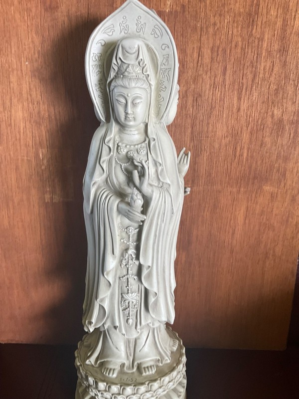 standing kuen-yin 
