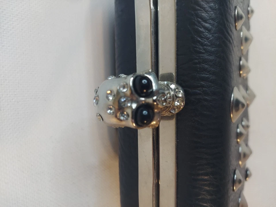 Espeluznante Plata Tachuelas Calavera Clutch Cadena Monedero Bolso Negro Cadena Correa Foto 3 de 4