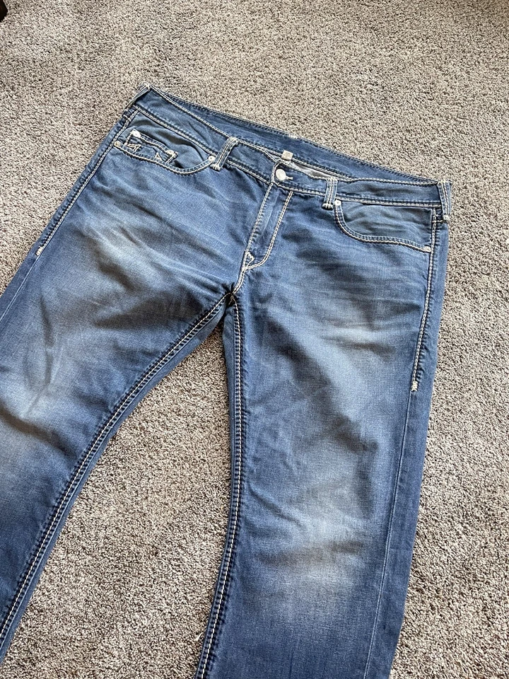 Jeans True Religion para Homens 42x34 Reto Mega T Costura Grossa Nat Midnight 5012 - Imagem 2 de 4