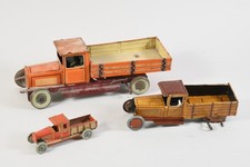 Q55F28- 3 alte Blechspielzeug LKWs 1x mit Kippfunktion 2x mechanisch um 1930/40