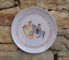 ***KARLSRUHER MAJOLIKA*WANDTELLER*KERAMIK*K.V. FRÖHLICH PFALZ*REITER*MASKE***