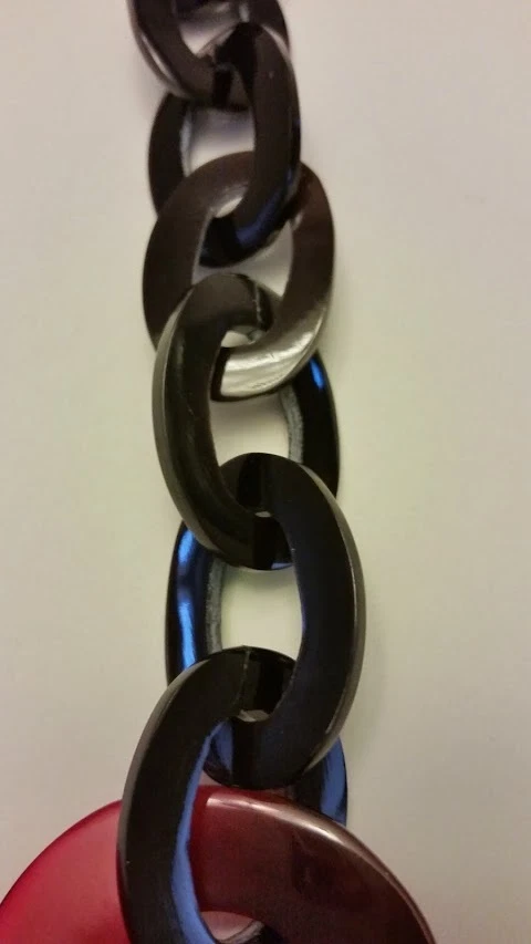 Precioso collar de eslabones de cuerno de búfalo de diseño grueso granate y negro Foto 4 de 4