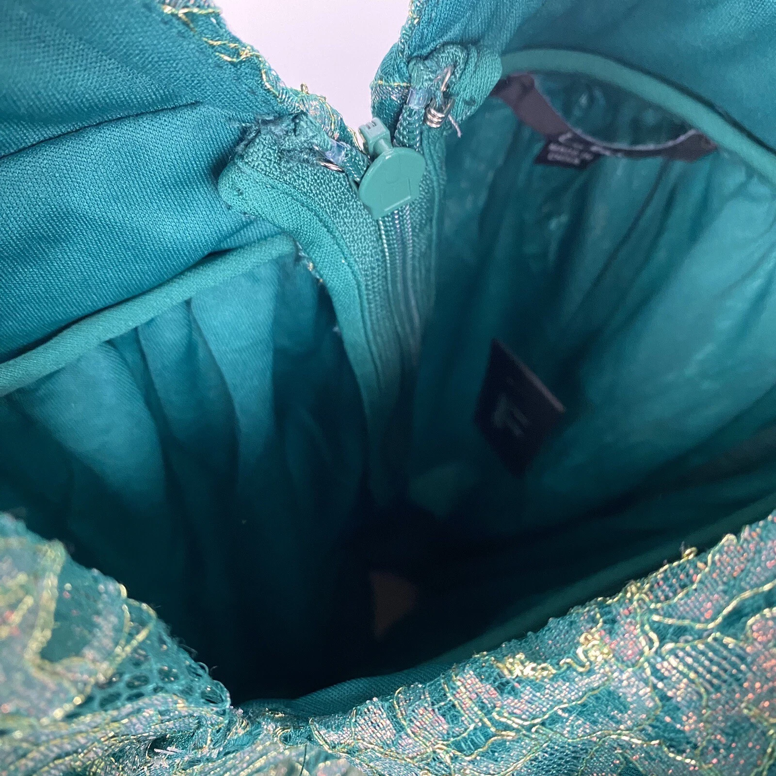 UNDERCOVER Abito Lulus Tawny verde pizzo metallizzato skater aderente svasato profondo scollo a V schiena cocktail