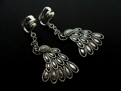 EIN PAAR LANGE BAUMELNDE TIBETISCHE SILBER PFAU CLIP-ON-OHRRINGE. NEU.