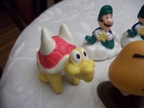 Vintage 1989 NES Nintendo Super Mario Bros Goomba 2" Figurine  Pop-Up Flip Toy