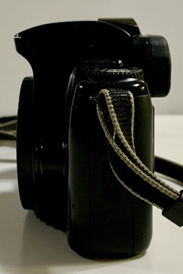 Canon EOS 500 Quartz Date 35mm SLR Film Camera Body W/ Shoulder