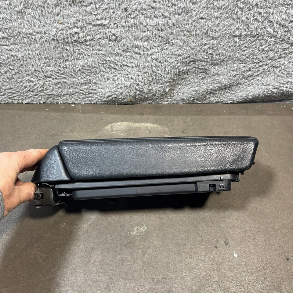 2003 - 2007 年本田雅阁 ACURA TSX 黑色中控台扶手组件 原始设备制造商 — 第 4/4 张图片