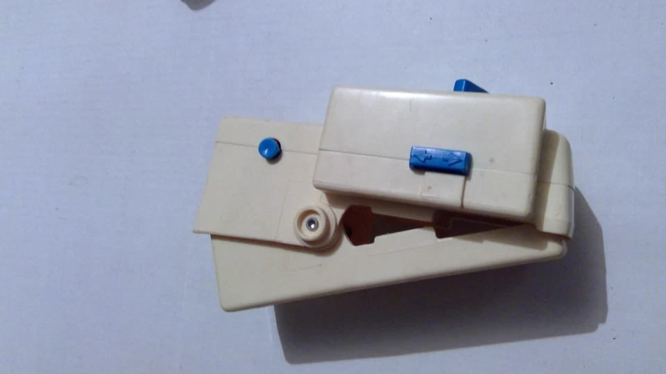 Fisher Price Cuna Bebé Caja de Música Juguete Infantil De Colección Años 80 Clip en Accesorio Foto 2 de 4