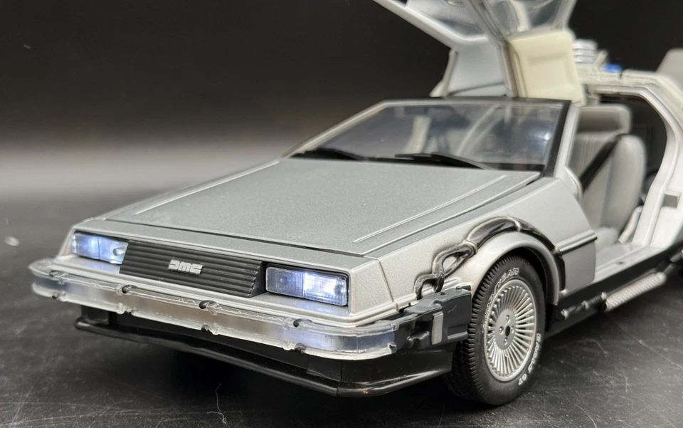 Diamond Select Delorean Time Machine 1/15 Scale Back to the Future Part II MINT - Image 3 of 4