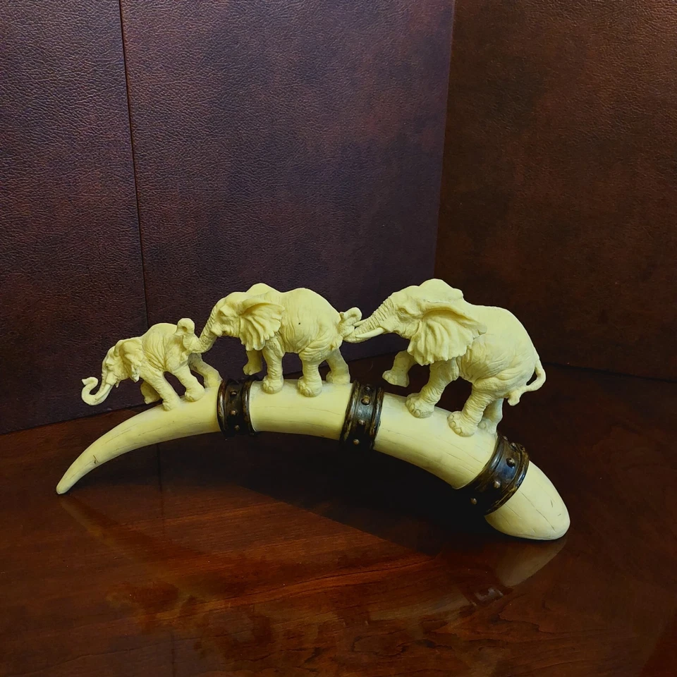 Escultura familiar de elefantes, ternero, mamá y papá caminando sobre puente formas como un colmillo Foto 4 de 4
