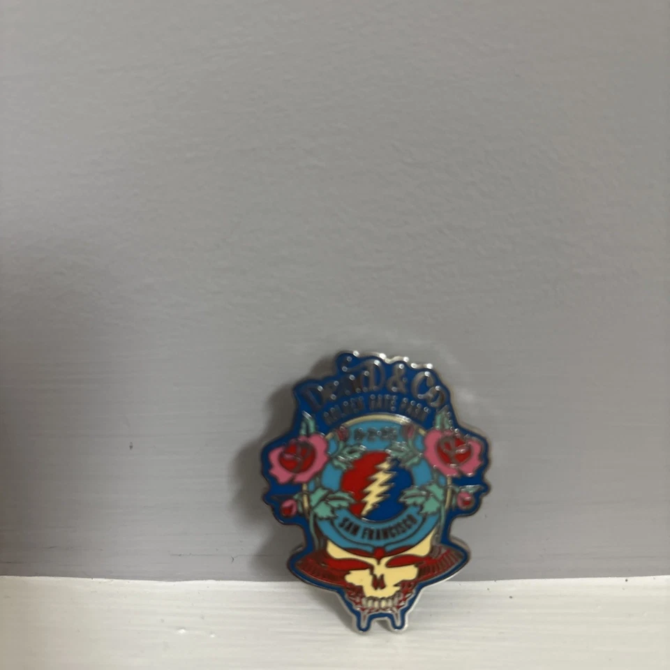 Pin Dead and Company 60 años 2025 San Francisco SF Golden Gate 2 de agosto sin espalda Foto 4 de 4