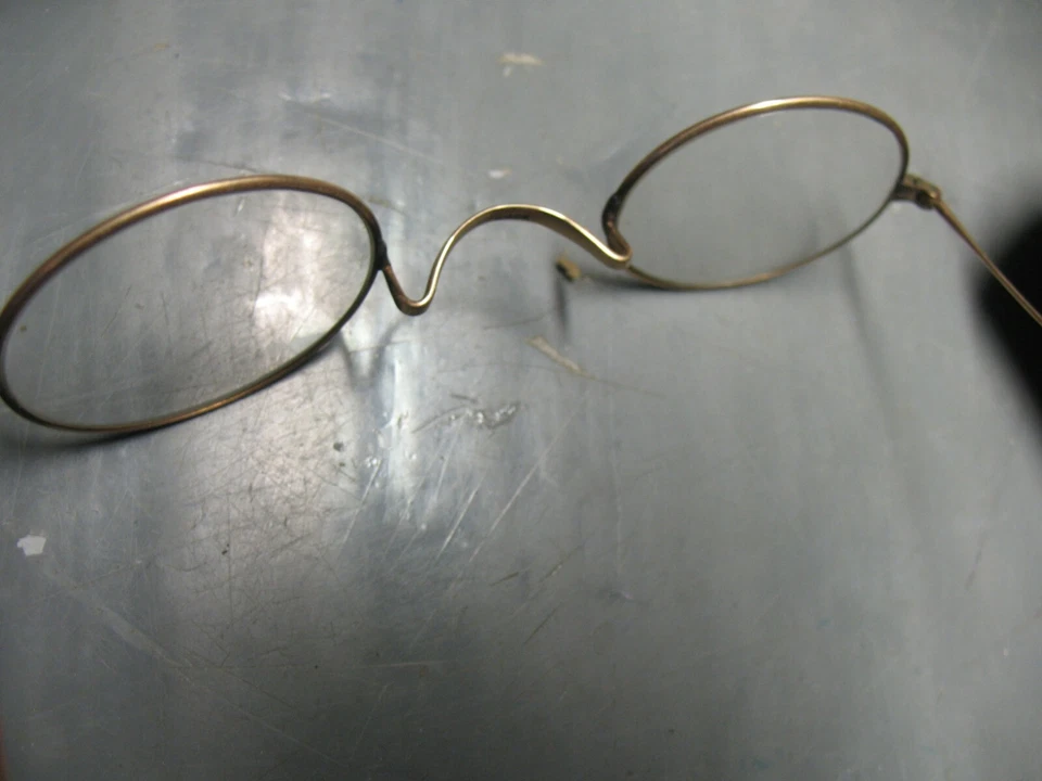 ANTIGUO MARCO DE ALAMBRE GAFAS Y ESTUCHE G.O.CO. LENTE OVALADA CHAPADA EN ORO BONITO Foto 3 de 4