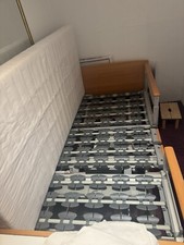 Elektrisches Seniorenbett von Völker – mit Seitenschienen