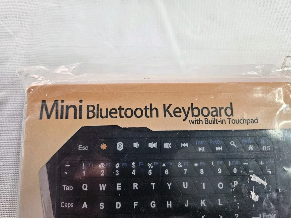 Fosmon 23022KB Mini Bluetooth Keyboard Built In Touchpad Backlit Wireless Qwerty - Image 4 of 4