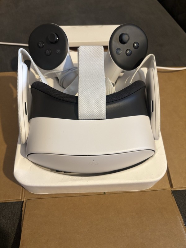 Meta Quest 3S Standalone VR Headset White 120Hz Refresh Rate 110° Field of View