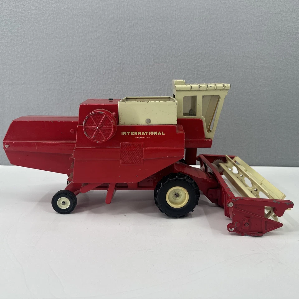 Tractor de juguete Ertl International Hydrostatic 915 1984 de colección brazo combinado 1/20 Foto 2 de 4