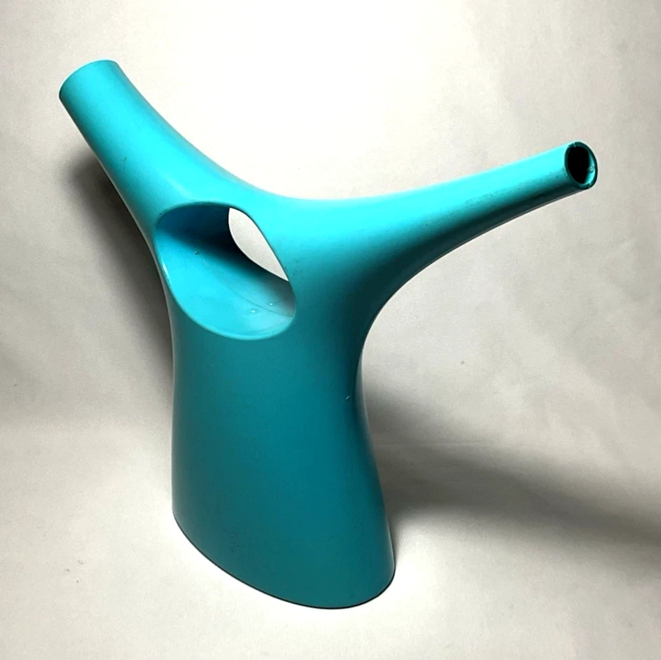 PLÁSTICOS ADECUADOS ~ LATA DE AGUA de plástico azul cian (por Karim Rashid) ~ Alemania Foto 4 de 4