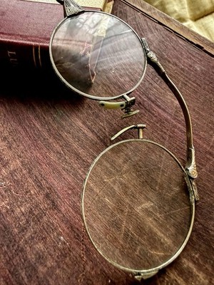 Solid 14 K White Gold Decretive Hand  Engraved Pince-Nez 1920s Tr Point Nose