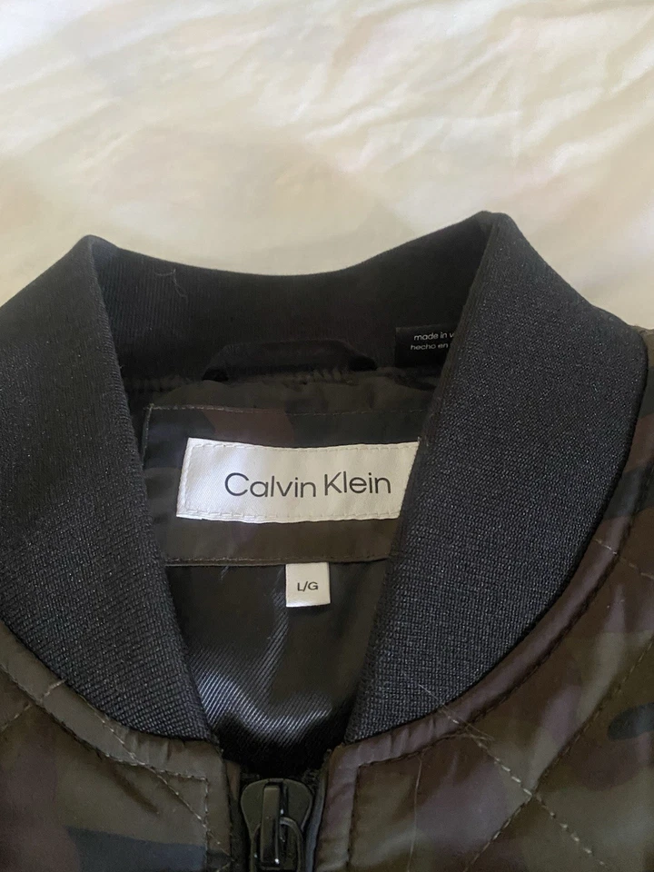 Chaqueta de bombardero acolchada para hombre Calvin Klein talla grande camuflada aislada usada en excelente estado Foto 3 de 4
