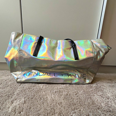 KENDALL + KYLIE Damen Tragetasche Kunstleder Silber holografisch Reißverschluss