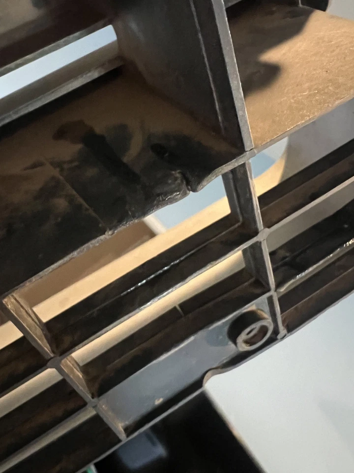 Rejilla GMC 454 1975-76 de fábrica Foto 2 de 4