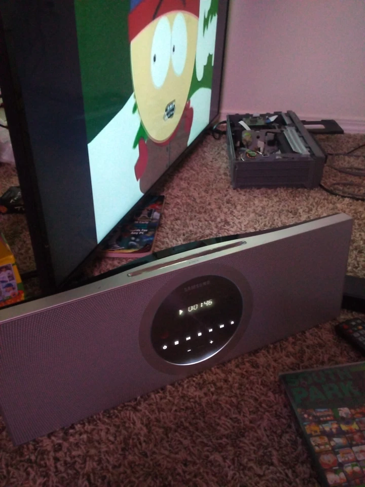 Samsung MM-D470D Micro Sistema DVD CD FM Reproductor iPod Base con Control Remoto Foto 2 de 4