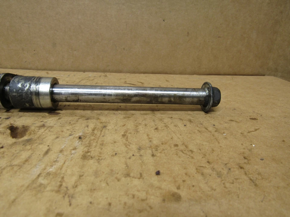 1981 Honda CM400E заднее колесо оси и регуляторы 42301-413-000 - Изображение 3 из 4