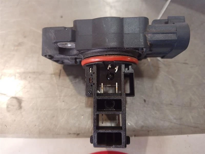 9095376 2009-2014 Chevrolet Tahoe Air Flow Meter 9095376 - Image 3 of 4