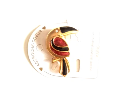 BROCHE EN MÉTAL DORÉ (SANS NICKEL) , ÉMAIL NOIR ET ROUGE GRENAT MODÈLE TOUCAN - Photo 1/4
