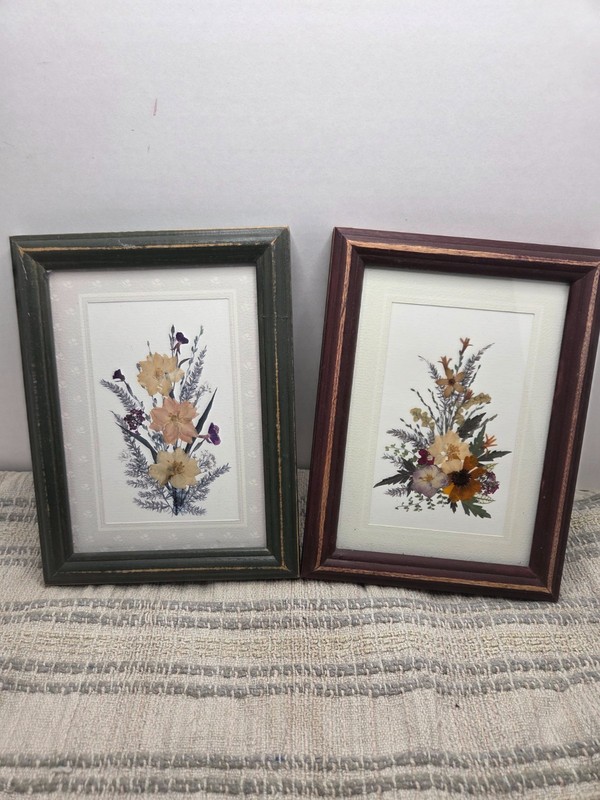 Vtg Framed Dried Pressed Flowers Wall Art Picture Black & Gold Metal Frame 5x7