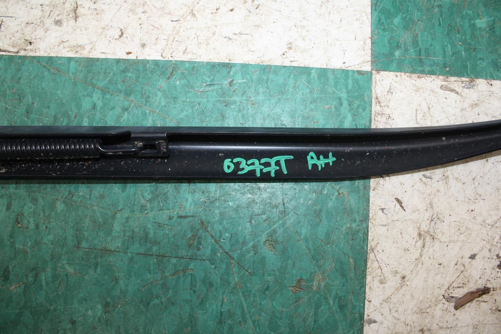 Maserati Ghibli 2014-2019 Front Right Windshield wiper assemblies Pair