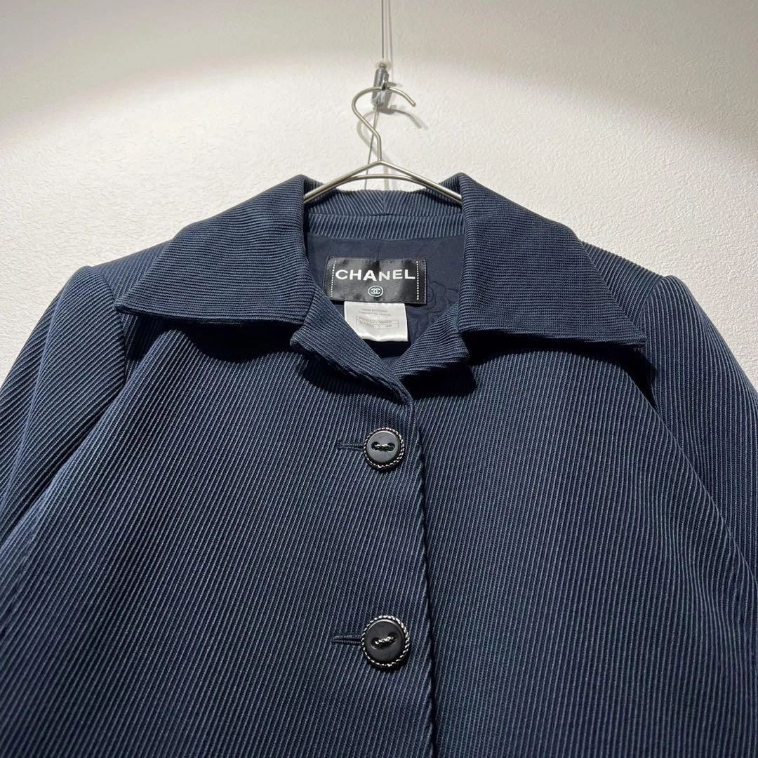 Rara giacca Chanel collo aperto marchio Coco catena monogramma