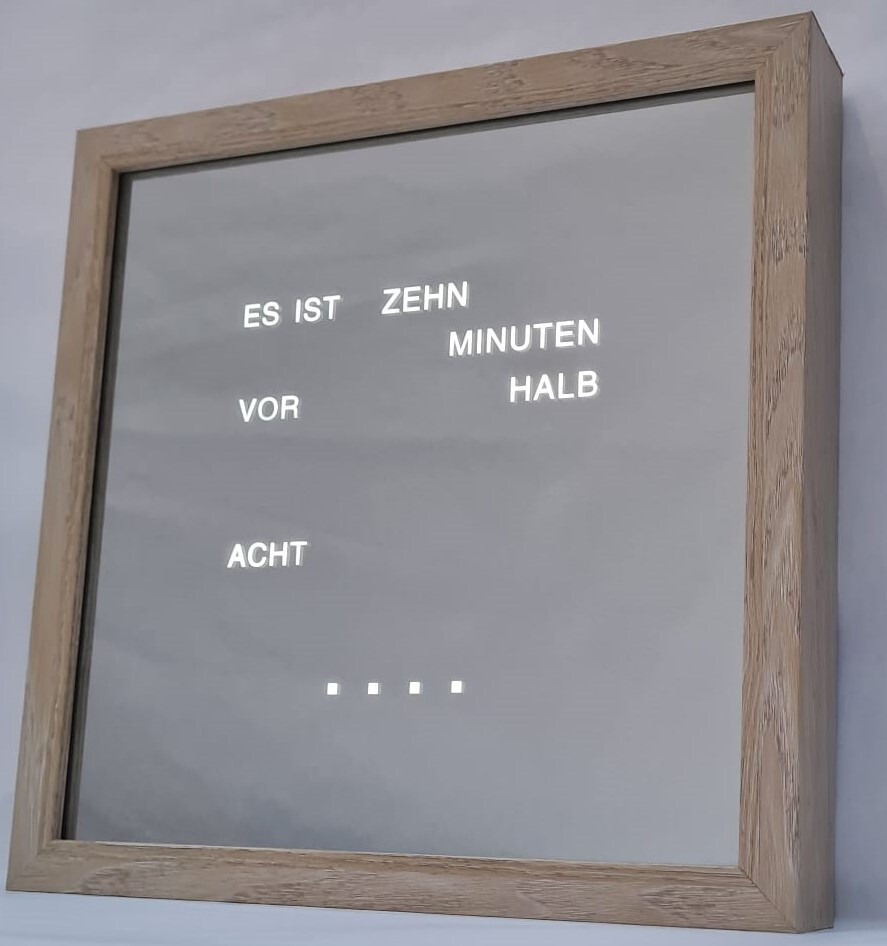 Wortuhr Mad Monkey - Moderne Wanduhr Mit Wörtern Statt Zahlen