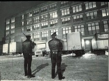 1976 Press Photo Police at Spiegel warehouse, scene of failed robbery in Chicago