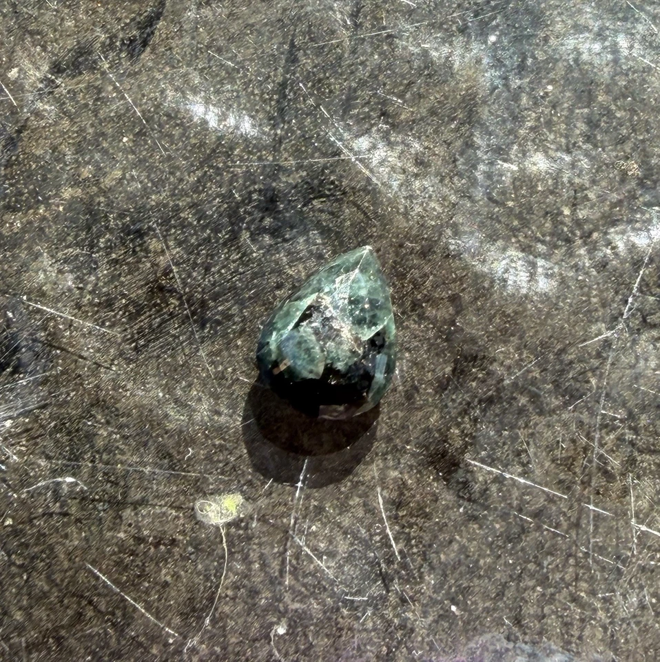 Alejandrita natural - Piedra preciosa especial cumpleaños pera 5,53 quilates AAA💎verde oscuro Foto 4 de 4