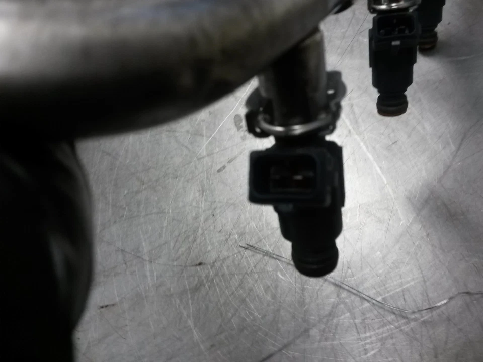 Juego de inyectores de combustible con riel para 01-05 Mercedes-Benz C320 3.2 A1120700595 Foto 2 de 4