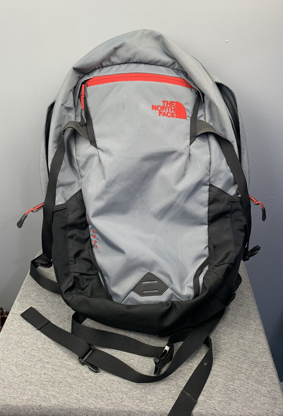 The North Face FLEXVENT Iron Peak 28L Backpack Unisex Gray/Red y tnf
