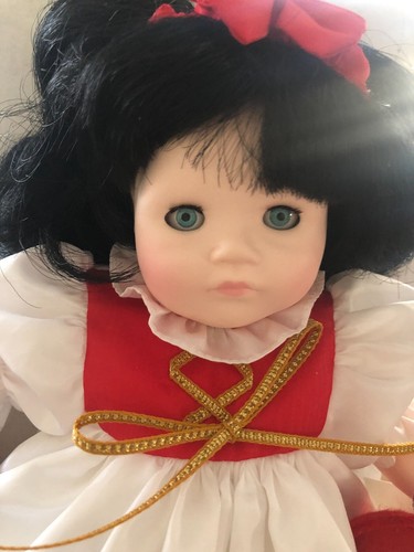 VTG Snow White 10" Vinyl Doll Designed by Pauline Bjonness-Jacobsen NIB - Picture 3 of 7