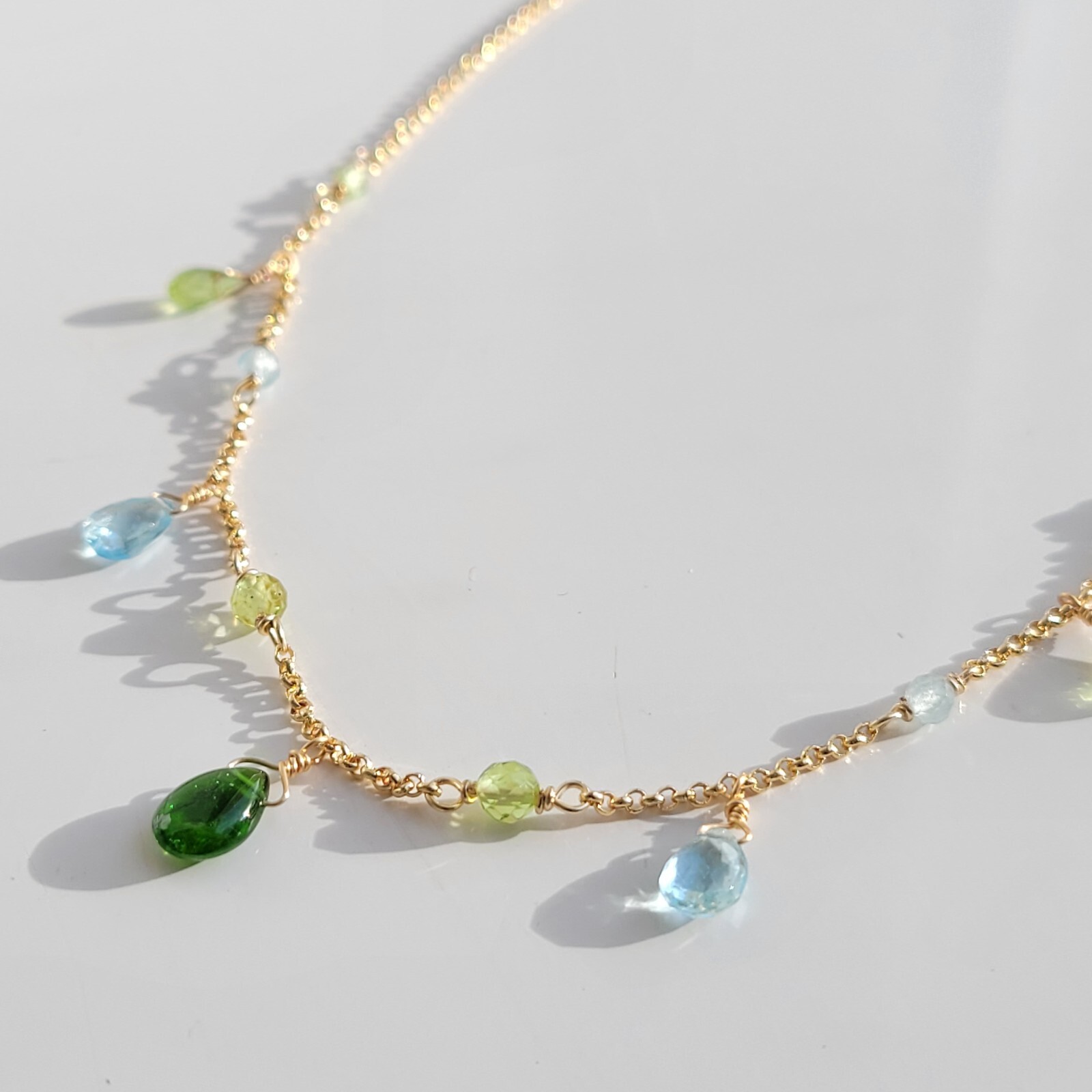 Collier diopside de chrome et aigue marine, le bijou bohème chic pour illuminer vos tenues d'été