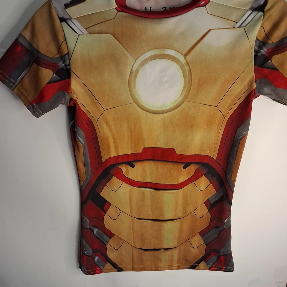 Camisa pequeña Iron Man Under Armour juvenil Marvel Hero Foto 3 de 4