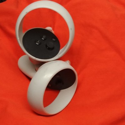 Meta Oculus Quest 2 VR Touch Motion Controllers Pair - White/Black Controller
