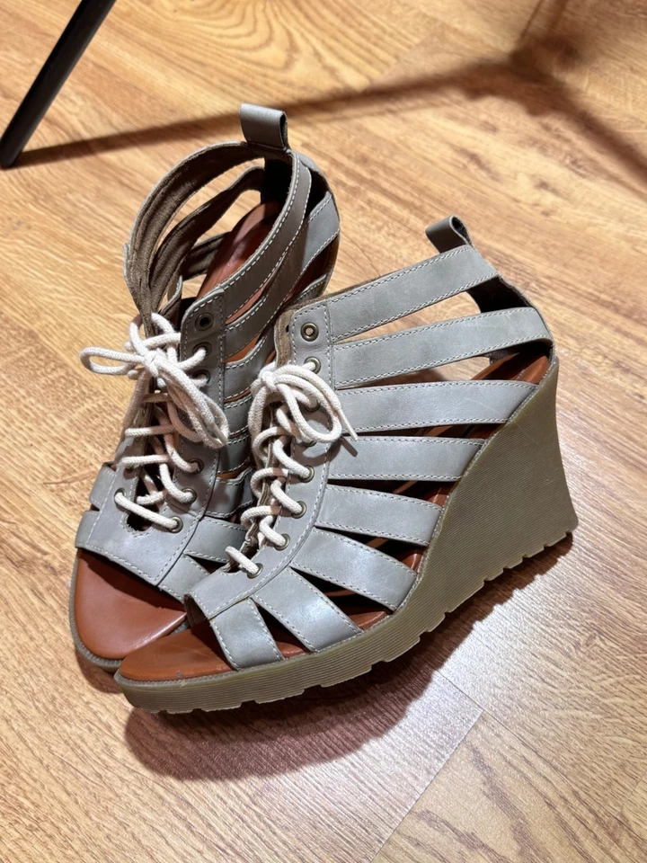 Sandalias Dr. Martens Mona Gladiador Tacón Cuña Zapatos Gris Claro Talla EU38 UK5 US7 Foto 2 de 4