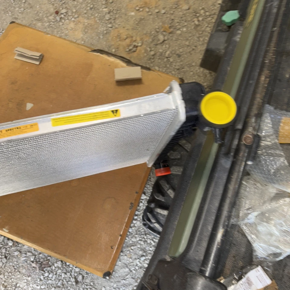 Radiador nuevo - Jeep Liberty '07 Foto 3 de 4