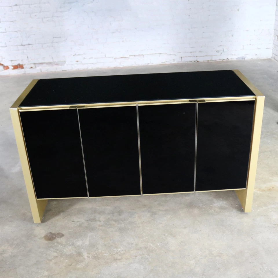 Gabinete Credenza Servidor Pequeño Ello Vidrio Negro y Aluminio Anodizado Dorado Foto 3 de 4