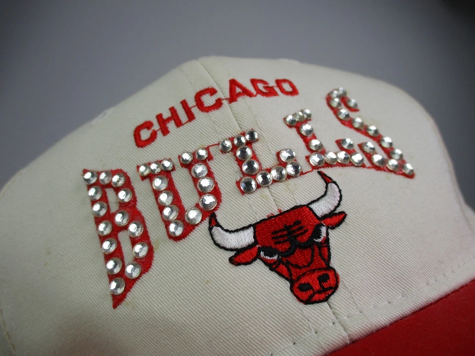 DE COLECCIÓN Chicago Bulls Sombrero Snap Back NBA Blanco Estrás Logo Lateral Años 90 G Gorra Foto 3 de 4