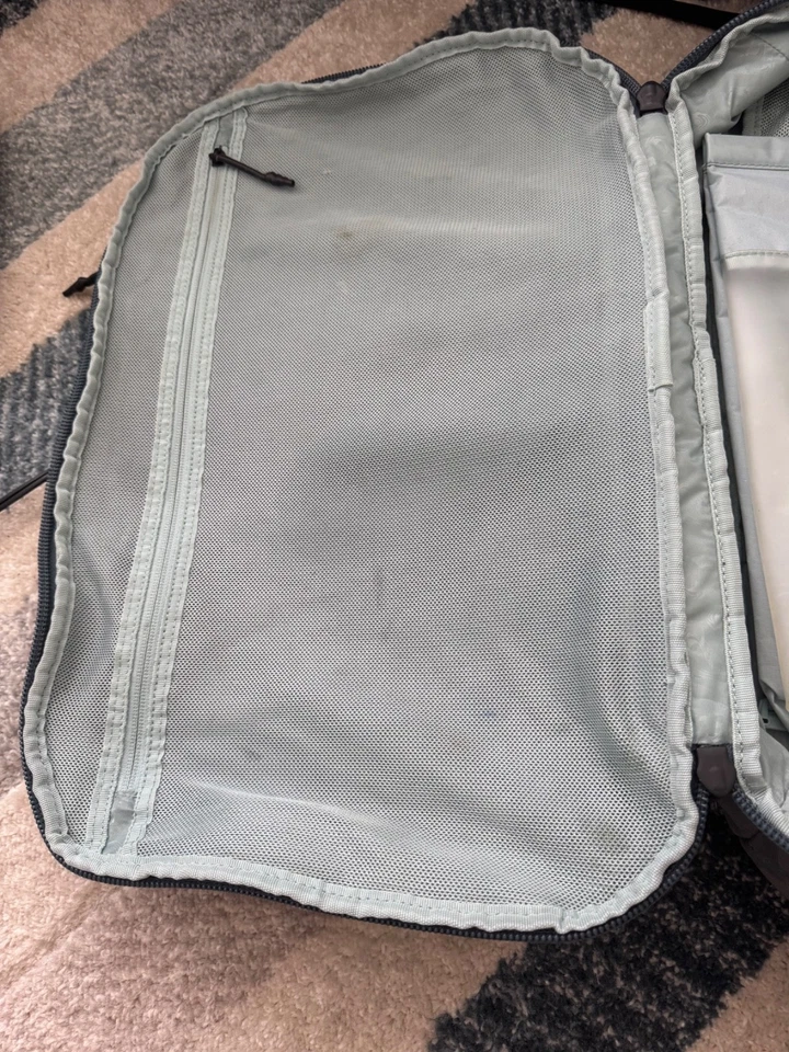 Thule Aion 40L Travel Backpack - DARK SLATE! Gorgeous blue gray - Image 2 of 4